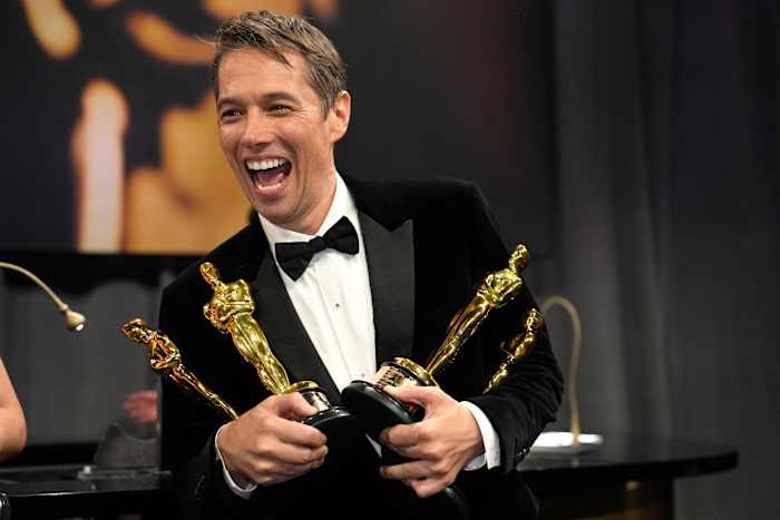 Oscar-winnaars-en verliezers-lachen, drinken en dansen samen op after-parties