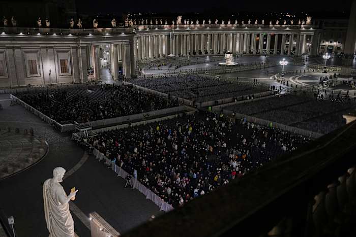 Paus Franciscus rust in het ziekenhuis terwijl het Vaticaan en het heilige jaar zonder hem marcheert