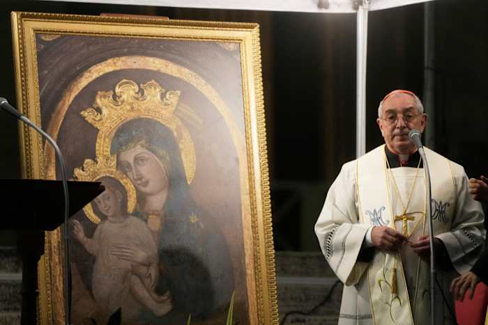 Paus pennenbrief aan de redacteur terwijl hij in het ziekenhuis is, terwijl Buckingham Palace het bezoek van koning Charles aankondigt