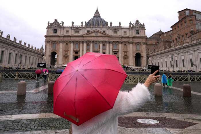 Paus stabiel en rustend in het ziekenhuis, slaat opnieuw zondagmiddag zegen over terwijl hij herstelt van longontsteking