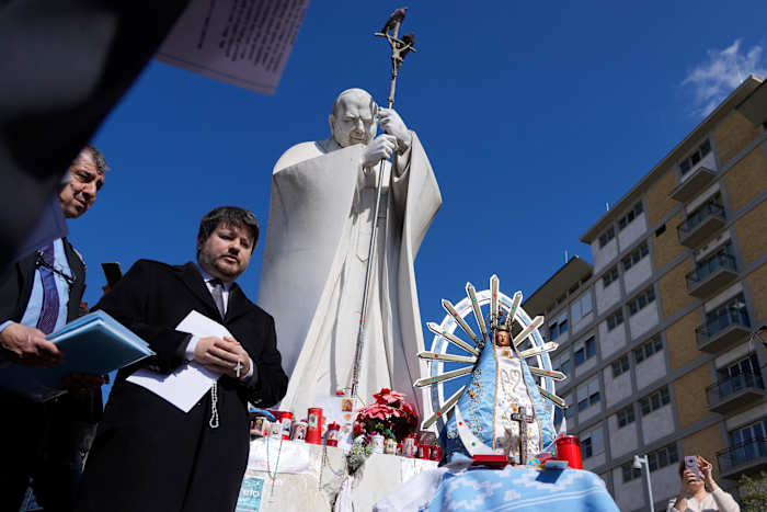 Paus stabiel zonder nieuwe ademhalingscrises maar zal slapen met ventilatiemasker, zegt Vaticaan