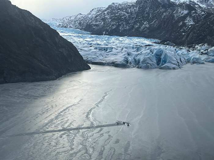 Piloot, 2 kinderen overleven nacht op de vleugel van het vliegtuig nadat het tegen het Icy Alaska Lake is neergestort