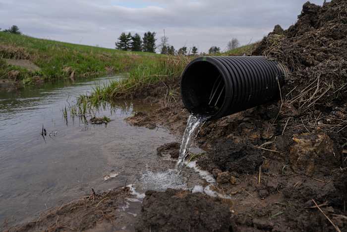 Plastic sijpelt in boerderijvelden, voedsel en uiteindelijk menselijke lichamen. Kunnen ze worden gestopt?