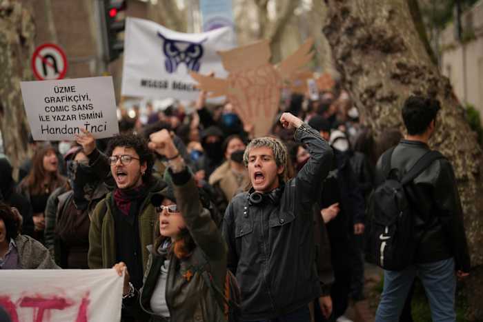 Politie gebruikt Force om protesten op te splitsen aan een universiteit in de hoofdstad van Turkije