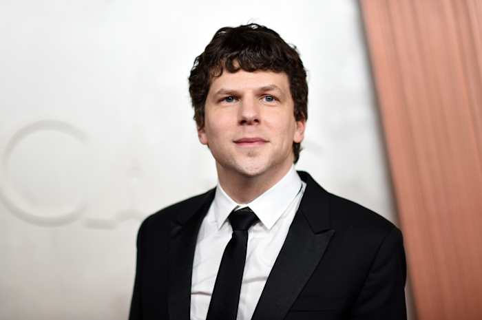 Poolse leider biedt acteur Jesse Eisenberg militaire training om 'de nieuwe James Bond -rol te landen'