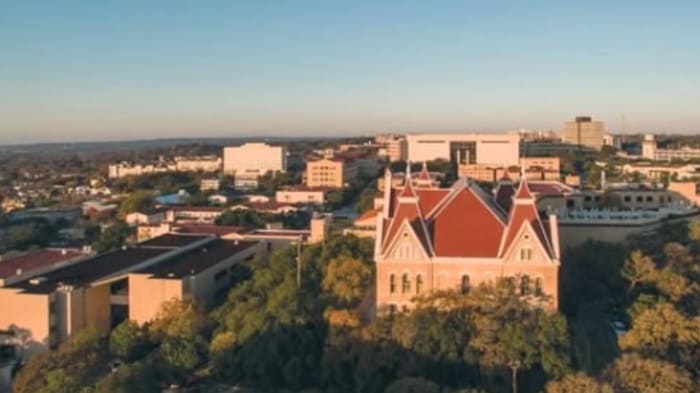 Pro-Palestine, anti-rijse muurzinnen gespoten op muren buiten bibliotheek aan de Texas State University