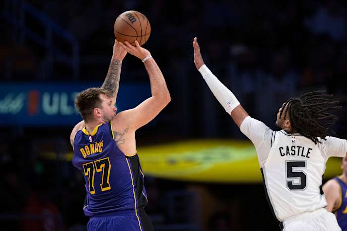 Reaves scores 30 punten, Doncic mist gewoon Triple-Double in Lakers '125-109 overwinning op Spurs