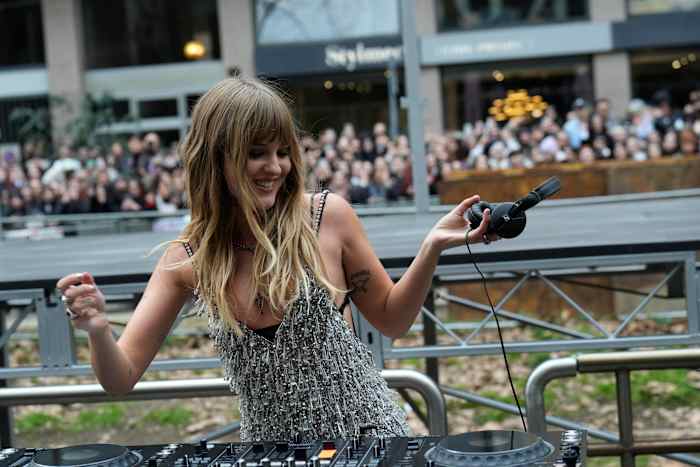 Rocker Victoria de Angelis draait een DJ -set terwijl de Milaan -show van Dolce & Gabbana de straat op morst