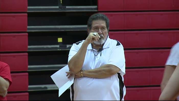 Rudy Bernal van Antonian noemt het een carrière na het coachen van basketbal in zijn thuisstad al meer dan 40 jaar