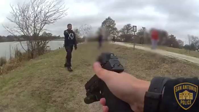 SAPD brengt beelden vrij van Park Police Officer schieten verdachte gewapend met mes die voertuig naar Woodlawn Lake reed