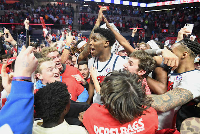 SEC Boetes Ole Miss $ 500.000 voor het bestormen van de rechtbank en stelt voor om toekomstige boetes te verlichten