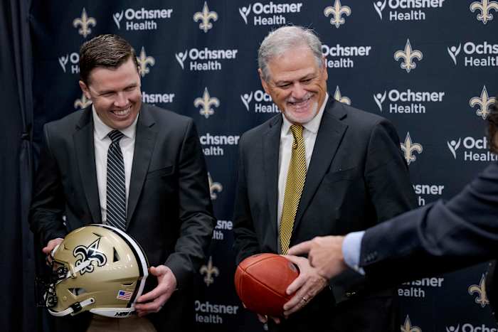 Saints GM en Coach geven aan dat ze van plan zijn om bij QB Derek Carr te blijven