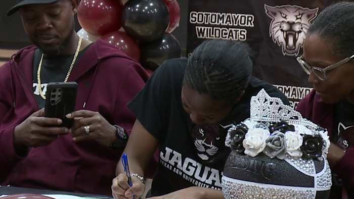 Sotomayor HS Girls 'Basketball Star Signs Letter of Intent om te spelen op Texas A&M University-San Antonio