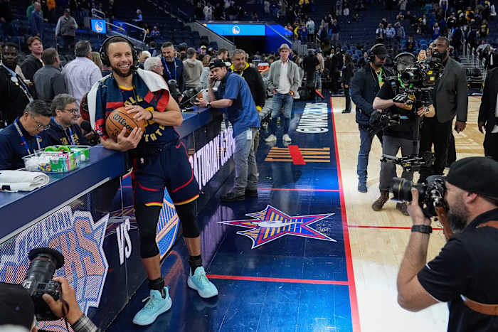 Stephen Curry wordt de eerste speler in de NBA-geschiedenis om 4.000 3-pointers te maken