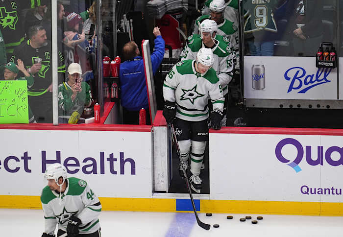 Sterren vooruit Mikko Rantanen ontvangt gejuich, wat boos, in de 1e wedstrijd tegen Avs sinds hij werd verhandeld