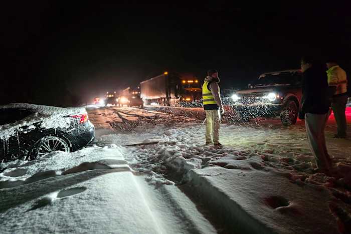 Storm dumpt zware sneeuw op het noorden van Arizona, Gridlocking Interstate 40