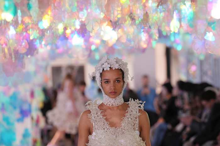 Susan Fang maakt Milan Runway -debuut met vreugdevolle confecties geïnspireerd op de gelukkige jeugd van Moeder