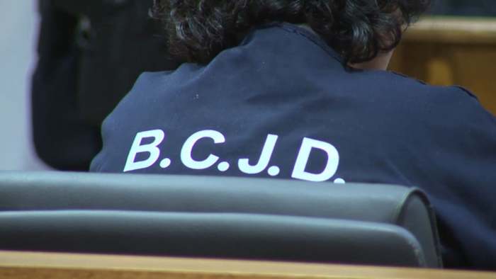 Tiener veroordeeld tot 18 jaar gevangenisstraf wegens fataal neerschietende moeder met geweer aan de westkant