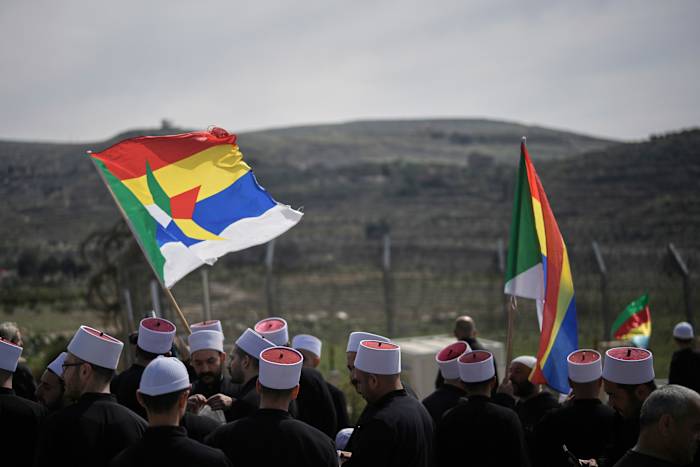 Tientallen Syrische Druze baart een zeldzaam bezoek aan de Israëlisch gecontroleerde Golan Heights