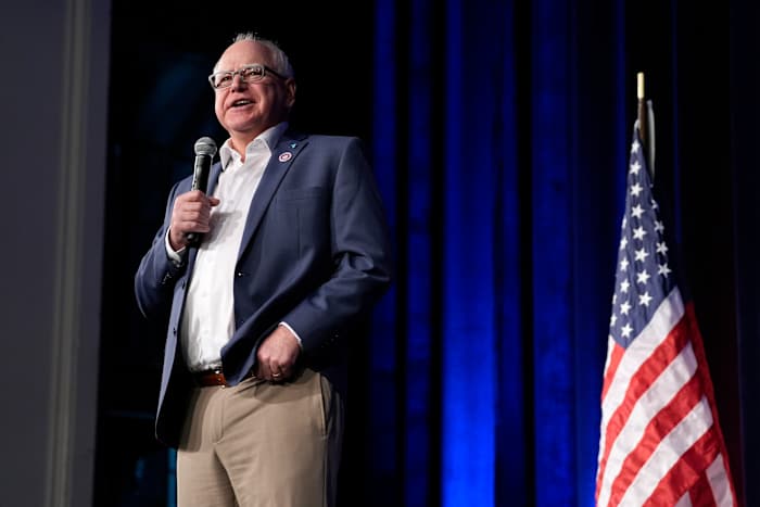 Tim Walz komt uit het verlies van 2024, houdt een stadhuis in een Republikeinse district in Iowa