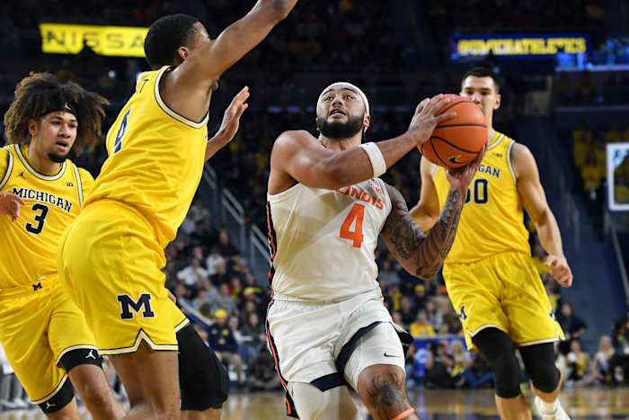 Tre White leidt Illinois naar een 93-73 rout van nr. 15 Michigan