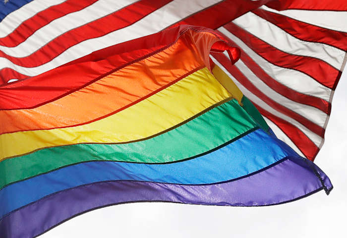 Trump -administratie annuleert ten minste 68 subsidies gericht op LGBTQ -gezondheidsvragen