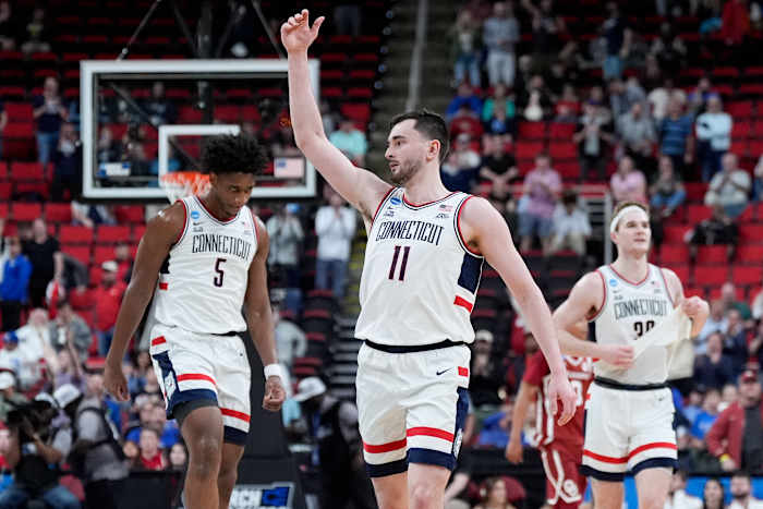 UConn's bod voor de 3e rechte titel blijft bestaan ​​met 67-59 overwinning op Oklahoma in maart Madness