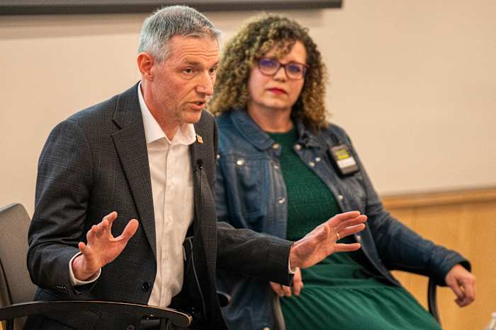Utah Rep. Maloy biedt lauwe kritiek op sommige bezuinigingen op het Witte Huis in het stadhuis