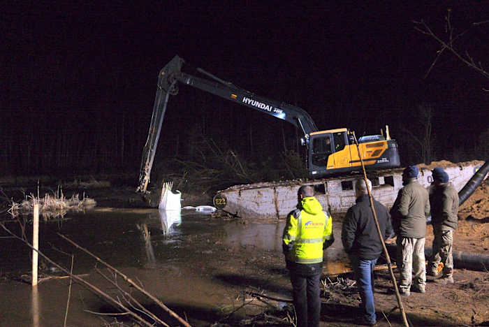VS en Litouwse troepen worstelen om moeras af te voeren om 4 soldaten te herstellen in ondergedompeld gepantserd voertuig