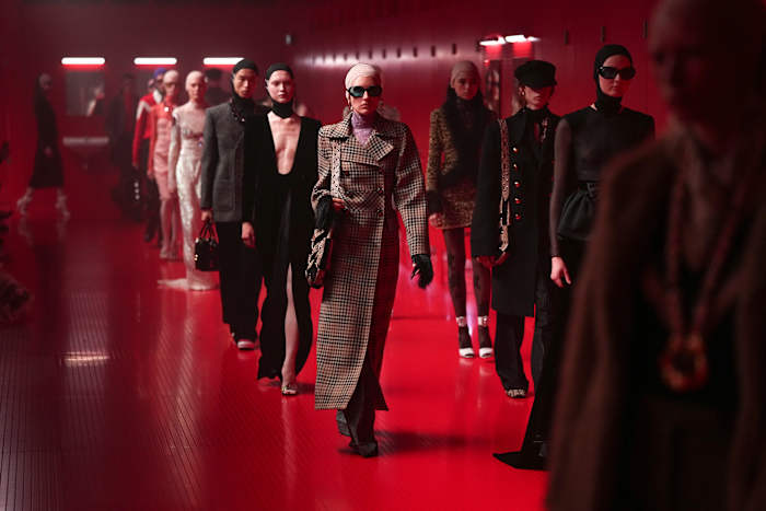 Valentino's Michele Upends High Fashion door Paris Show te zetten in geënsceneerde openbare toiletten