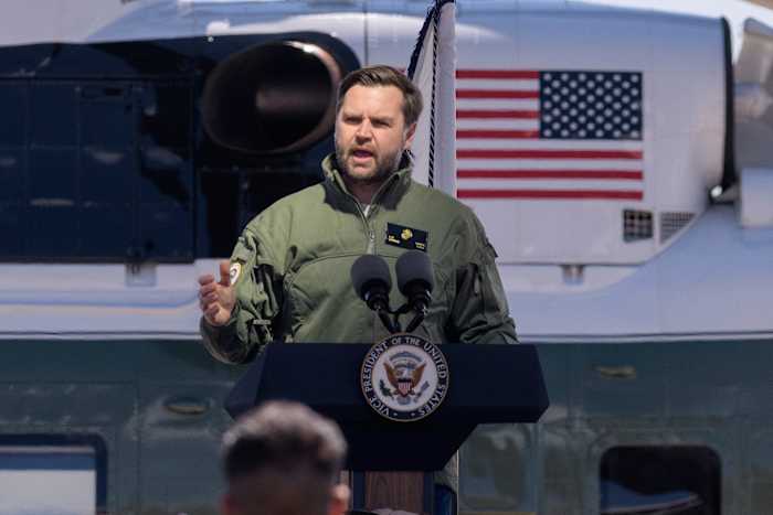 Vance en vrouw om in de Amerikaanse militaire post in Groenland te bezoeken na diplomatiek spuugde over onuitgenodigde bezoek