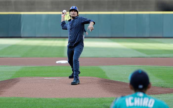 Vedder Cup op het spel wanneer Padres tegenover Mariners staat als onderdeel van Pearl Jam Singer's Charity Drive