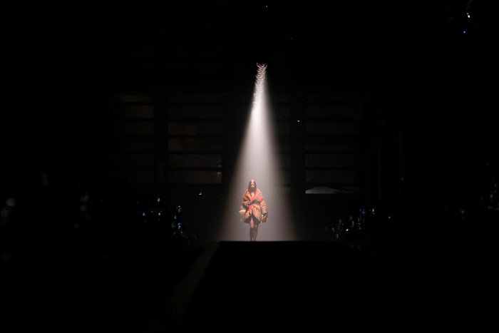 Versace Struts Collection als geruchten wervelen dat de Milan Fashion -steunpilaar op de markt is