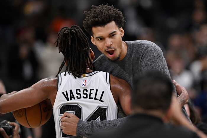 Victor Wembanyama reist met Spurs om teamgenoten te ondersteunen te midden van De'Aaron Fox's terugkeer naar Sacramento