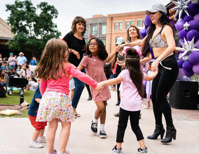 Vier Selena's Legacy op Pearl's 'Bidi Bidi Party' in april