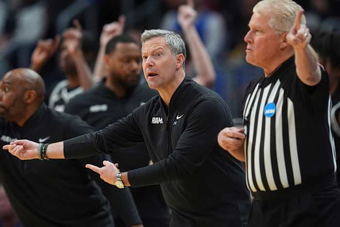Virginia huurt VCU -coach Ryan Odom in, wiens vader een assistent van Cavaliers was