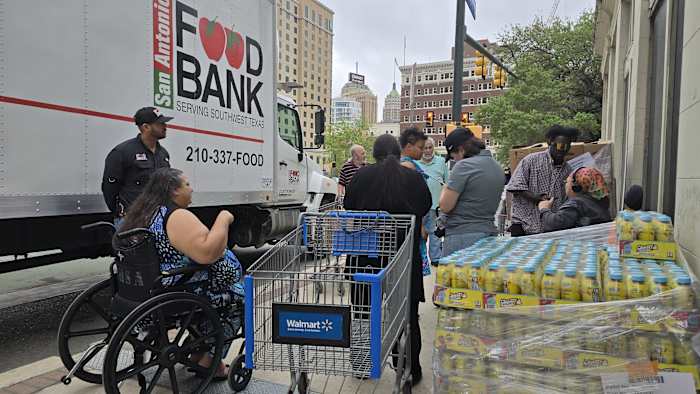 Voedsel weggeefactie gaat door ondanks pushback van appartementbeheer, zeggen huurders