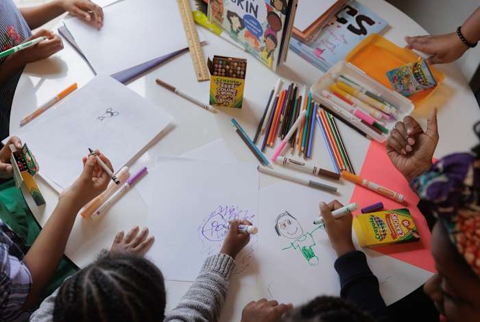 Voucher-rekeningen willen prioriteit geven aan gezinnen met een laag inkomen en openstaan ​​voor alle studenten. Die doelen kunnen op gespannen voet staan.