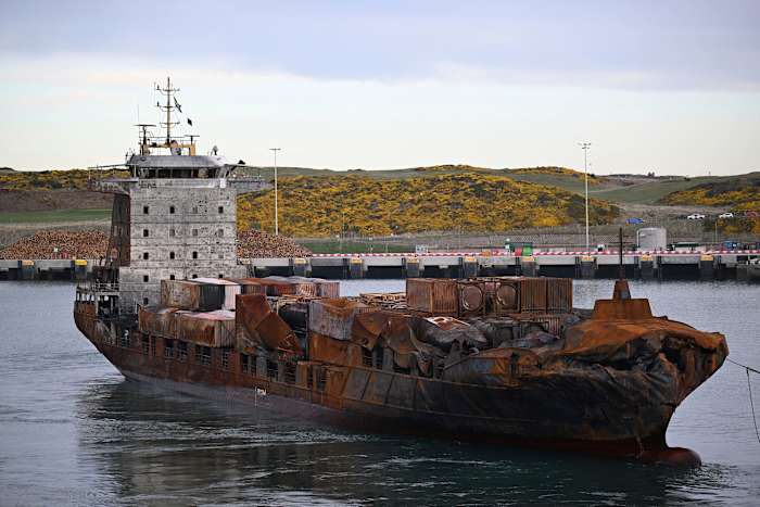 Vrachtschip dat in botsing kwam met de Amerikaanse tanker in Noordzee naar de Schotse haven van Aberdeen gesleept