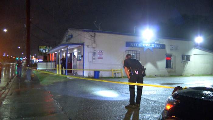 Vrouw schot meerdere keren buiten Southeast Side Bar, zegt de politie