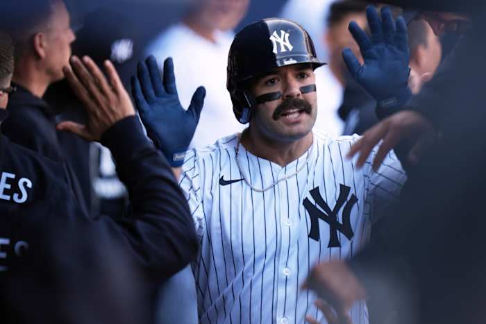 Wells wordt 1e catcher om op openingsdag leadoff Homer te raken en Yankees versloeg Brewers 4-2