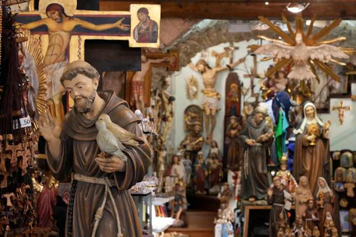 Wie is St. Franciscus, wiens liefde voor de armen, schepping en vrede paus Franciscus inspireert?