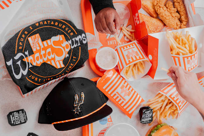 Wil je op maat gemaakte sneakers winnen? Spurs, Whataburger werkt samen voor Super Fan Sweepstakes