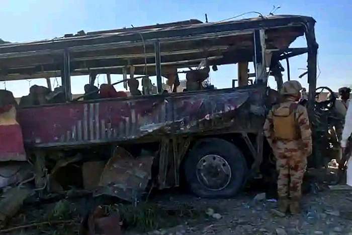 Zelfmoordauto bommenwerper raakt bussen die veiligheidstroepen dragen, waarbij 7 in het zuidwesten van Pakistan worden gedood