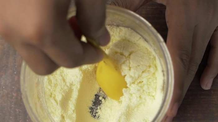 Zware metalen gevonden in sommige babyformules, vindt consumentenrapporten onderzoek vinden