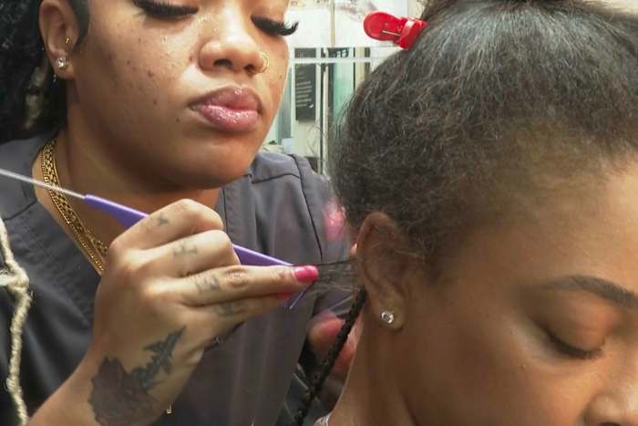 Zwarte haarproducten voor dames staan ​​in de veiligheidspotlight. Dit is wat te weten