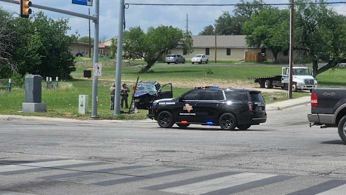 1 in het ziekenhuis opgenomen na verkeersstop leidt leidt tot crash met meerdere voertuigen aan de zuidwestkant, zeggen de autoriteiten
