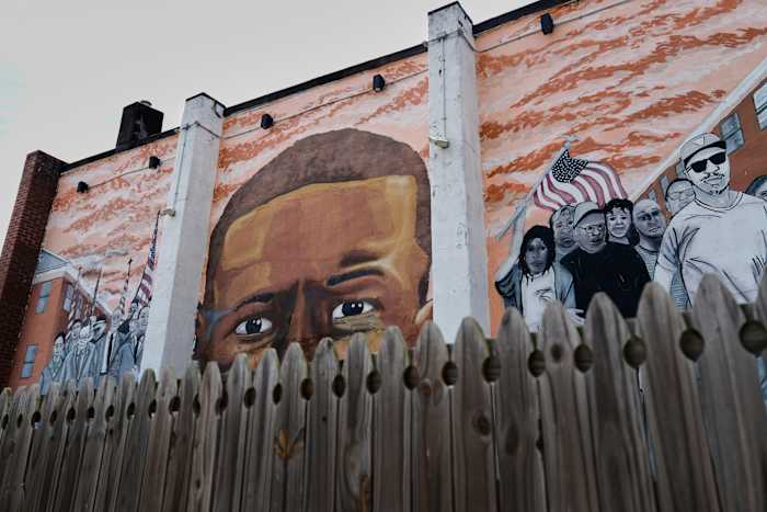 10 jaar na de dood van Freddie Gray, roept op tot de hervorming van de politie en raciale eigen vermogen aan in Baltimore