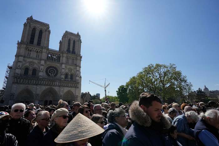 Aanbidders keren terug naar gerestaureerde Notre Dame voor paasrituelen met emotie en ontzag