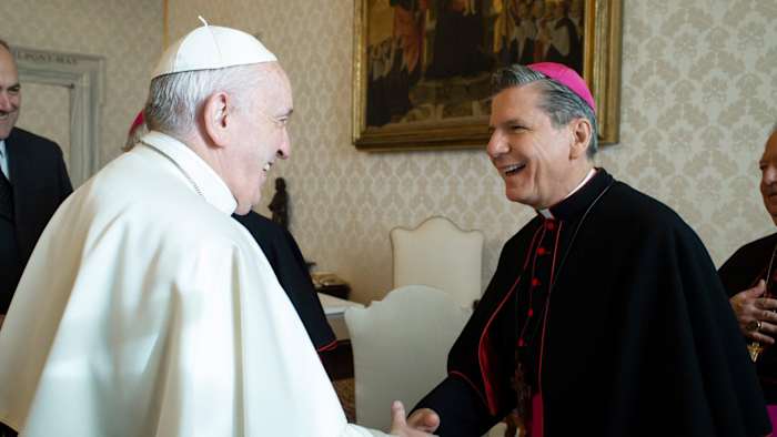 Aartsbisschop Gustavo García-Siller geeft een verklaring af na de dood van paus Franciscus